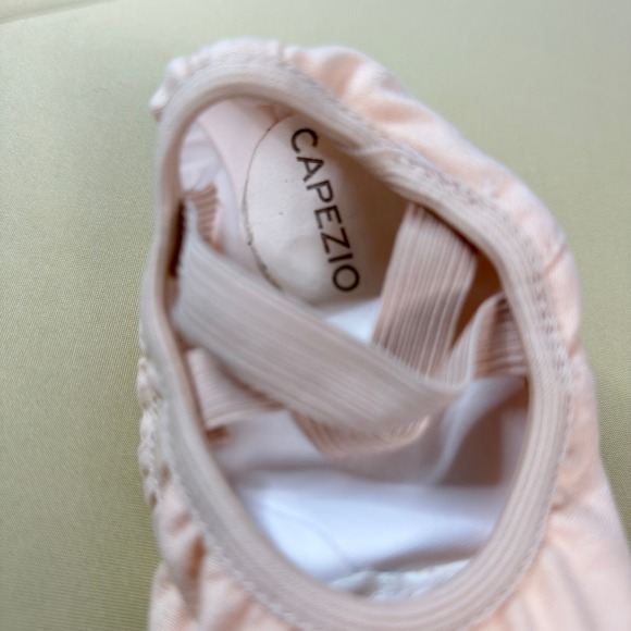 Capezio 2037W Hanami Ballet Shoes Light Pink Peach Canvas Split Sole Size 4M NIB - Picture 6 of 8